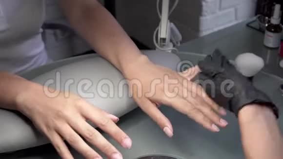 美甲师在美甲沙龙里为下一次修脚准备指甲画一个特殊的指甲视频的预览图
