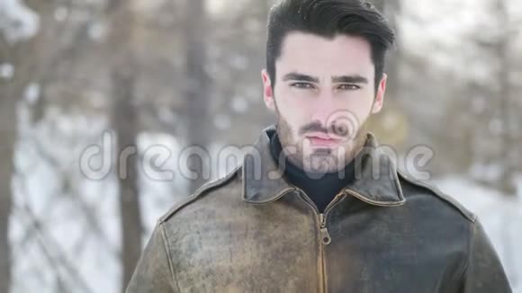 在白雪皑皑的高山上英俊自信的男人视频的预览图