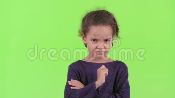 非裔美国人的孩子对朋友的行为不满意绿色屏幕视频的预览图