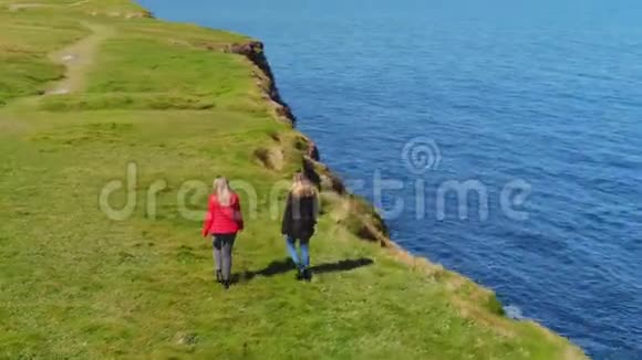 爱尔兰的两个女孩走在悬崖边上视频的预览图