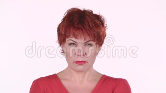 红头发的女人尖叫她积极地与她的同事配合白色背景视频的预览图