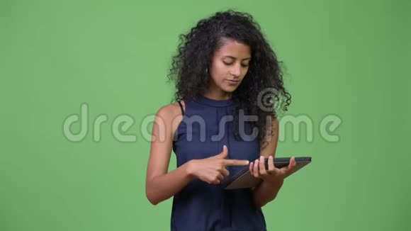 年轻漂亮的西班牙女商人使用数码平板电脑视频的预览图