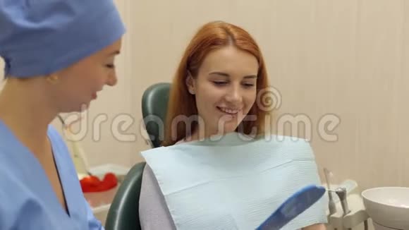 女客户在牙科诊所看镜子视频的预览图