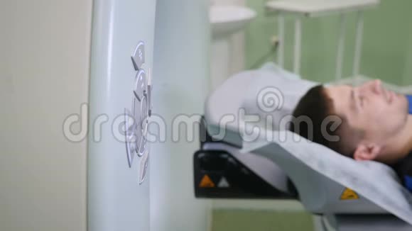 保健概念男性患者进入CT扫描仪的特写镜头医疗设备计算机断层扫描视频的预览图