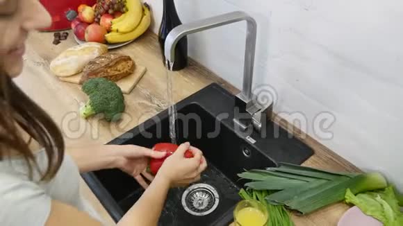 女人手洗新鲜蔬菜视频的预览图