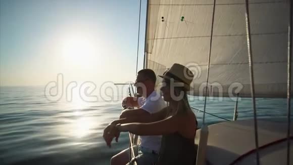 已婚夫妇正在夏天乘船过河视频的预览图