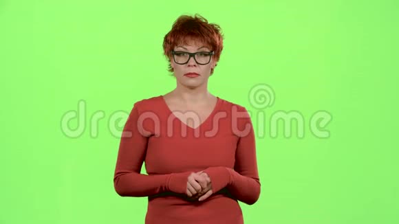 女人小丑表现出不同的鬼脸绿色屏幕视频的预览图