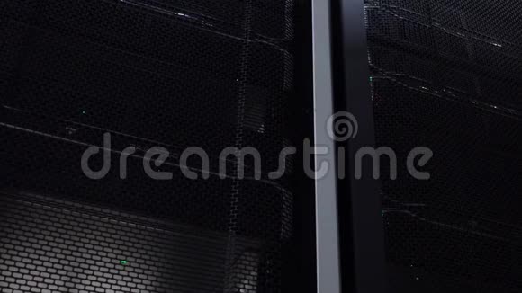 超级电脑服务器机房数据中心工作服务器机架视频的预览图
