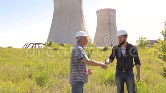 男工程师在施工现场握手视频的预览图