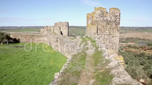 在特雷纳城堡的城垛上行走视频的预览图