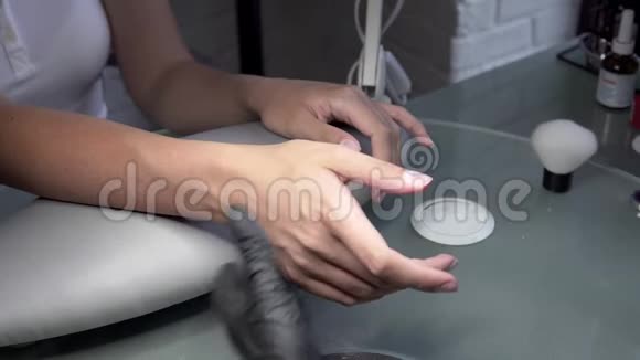 美甲师在美甲沙龙里为下一次修脚准备指甲画一个特殊的指甲视频的预览图