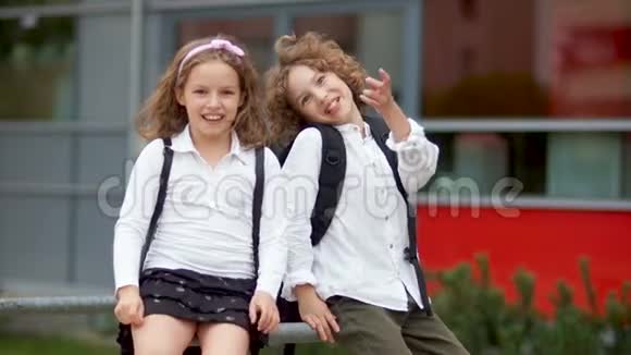 男孩和女孩在学校放学后被愚弄了上学的第一天胡闹快乐视频的预览图