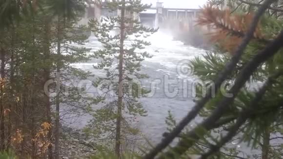 北部的急流森林河和水力发电视频的预览图