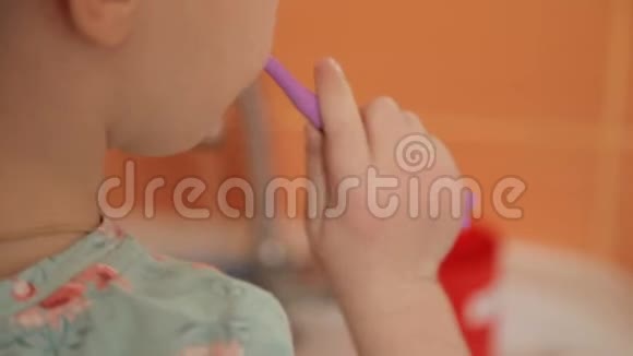 女孩用牙刷刷牙视频的预览图