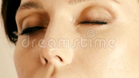 化妆师在模特脸上涂眼妆视频的预览图