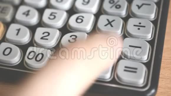 手操作旧的复古计算器商人数着一个老计算器视频的预览图