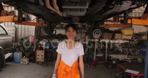 一位年轻漂亮的汽车修理工在汽车车间的肖像视频的预览图