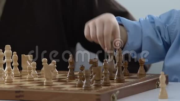 男孩和爷爷下棋休闲活动一起玩爱好视频的预览图