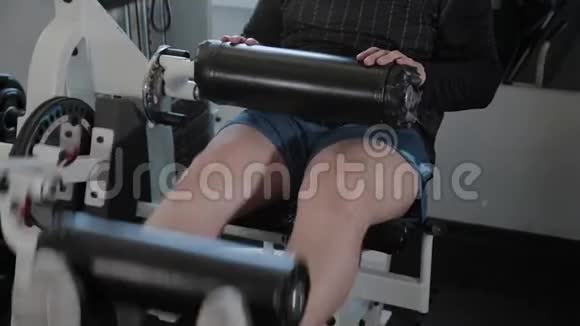 超重的成年男子进行腿部伸展视频的预览图