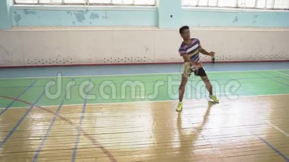 印度男子在体育馆打羽毛球视频的预览图