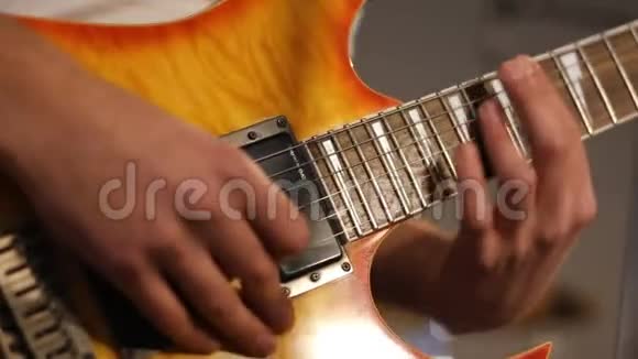 音乐家在录音室弹吉他视频的预览图