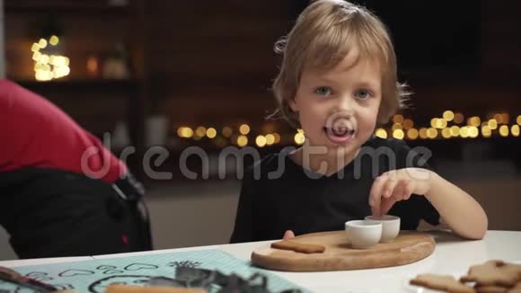 妈妈和小儿子一起准备圣诞节一起烤小饼干视频的预览图