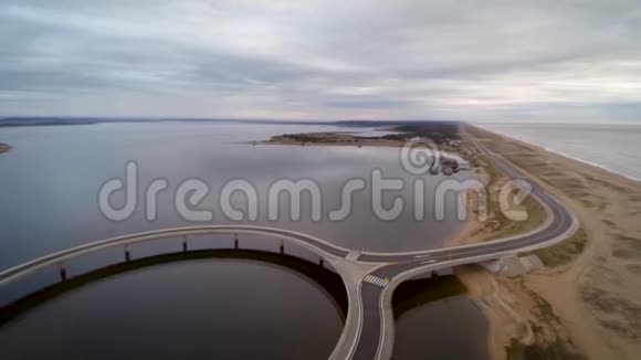 拉古纳加尔松乌拉圭马尔多纳多圆桥的美丽镜头视频的预览图