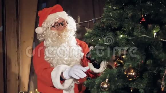 圣诞老人圣诞老人在圣诞夜装饰圣诞树视频的预览图