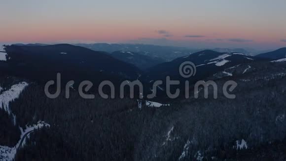 雪山上空的冬季景观飞行视频的预览图