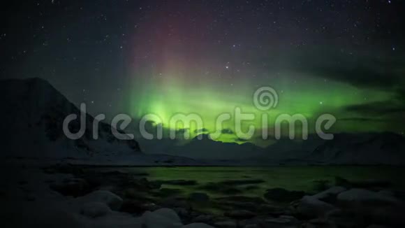 北极山脉和峡湾上空的北极光视频的预览图