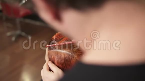 专业的无法辨认的发型师在美容室为女性准备的头发让女性改变容貌视频的预览图