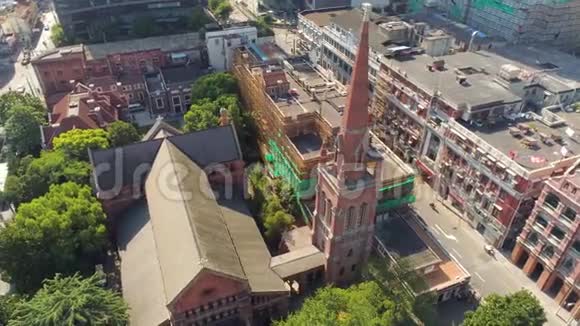 中国上海2017年5月5日一座教堂市中心和历史建筑的空中观景视频视频的预览图