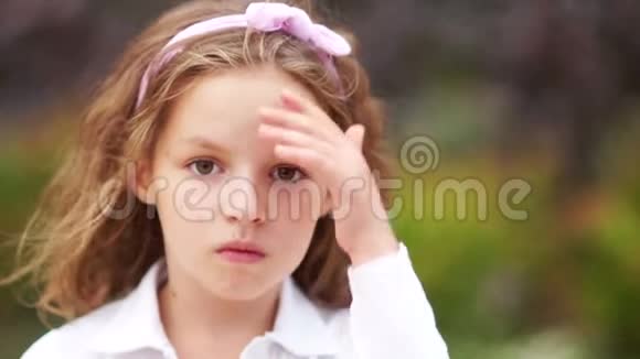 一幅严肃的麻烦的女孩的肖像她有一张悲伤的脸上学困难青春期视频的预览图