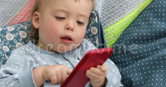 小男孩看视频智能手机视频的预览图