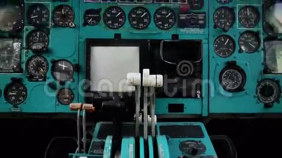 旧客机驾驶舱控制台飞行仪器4k视频的预览图