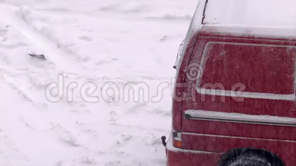 雪落雪覆红车4K视频的预览图