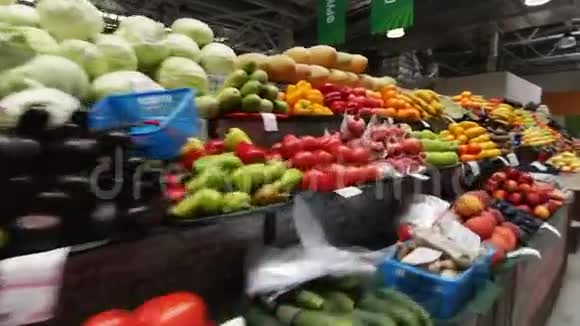 现代市场货架上的新鲜水果品种视频的预览图