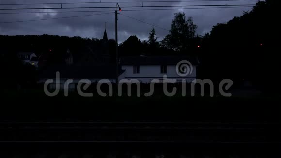 夜深人静的时候快速列车在附近经过视频的预览图