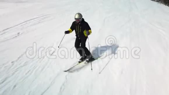 年轻的成人休闲滑雪者在寒冷的冬天享受田园诗般的完美天气独自在精心设计的滑雪板上滑雪视频的预览图