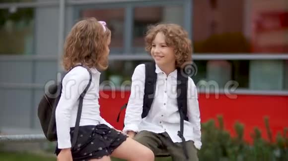 一个男孩和一个女孩在学校附近说话女孩很尴尬她笑了笑转身离开了学校的爱首先视频的预览图