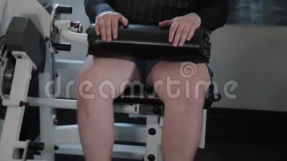超重的成年男子进行腿部伸展视频的预览图