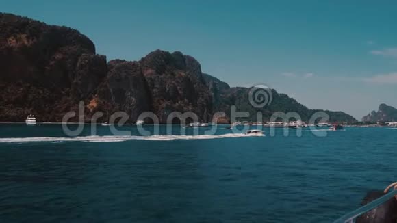 在泰国的kohphiphi岛码头附近行驶的帆船和摩托艇Lifestyle旅行视频4K视频的预览图
