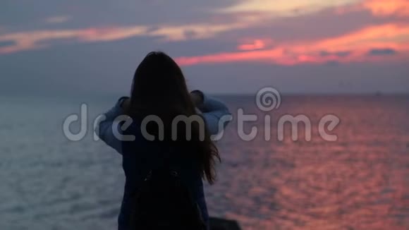 海滩上散步的美丽年轻女子的夏日景色视频的预览图