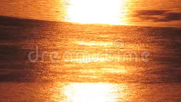 太阳在湖水中倒影日落日出视频的预览图
