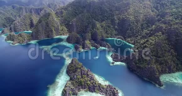 菲律宾Coron的双子泻湖美丽的自然景观苏鲁海山和珊瑚礁视频的预览图