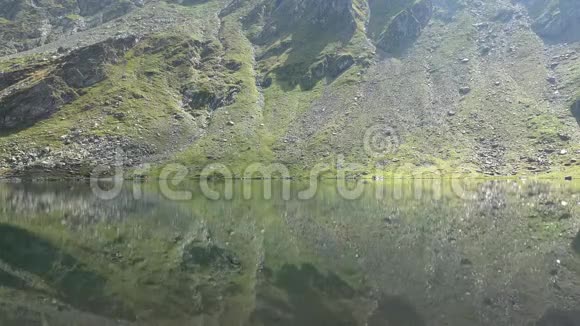 美丽宁静的湖在山心巴莱亚冰川湖特兰西瓦尼亚视频的预览图