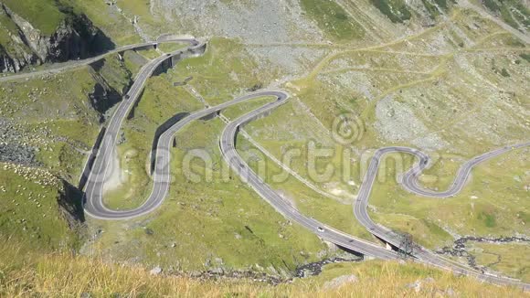 在山区的壮观道路上行驶在罗马尼亚的特兰法加兰高速公路上视频的预览图