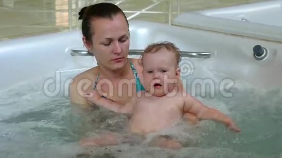 母亲和女儿在热水浴缸视频的预览图
