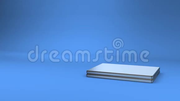 笔记本电脑在蓝色文本空间视频的预览图