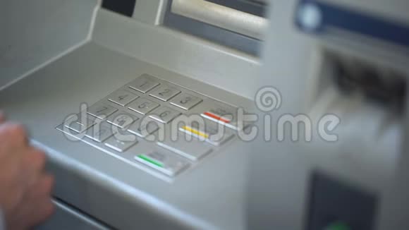 商人在自动取款机银行服务金融的键盘上输入他的密码视频的预览图